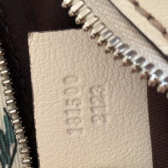 Gucci Classic Monogram with White GG Design Shoulder Bag - Picture 4 of 8